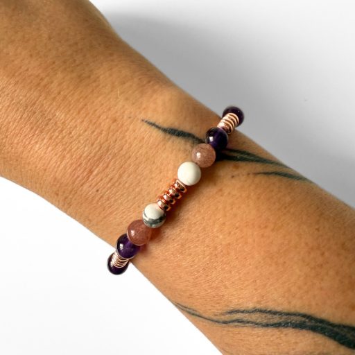 ametiszt, eperkvarc, howlit, hematit női ásványgyöngy karkötő