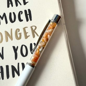 Fehér ásvány toll