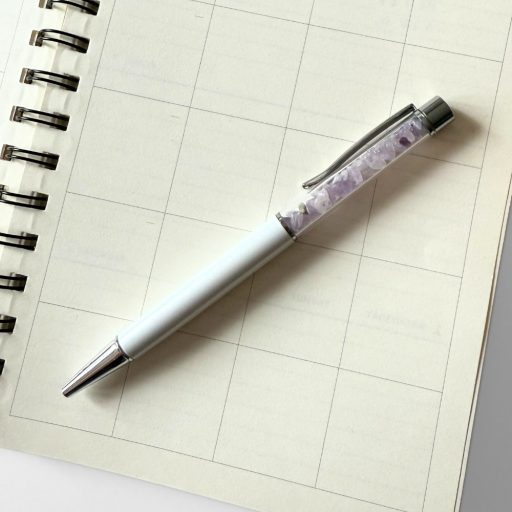 Fehér ásvány toll