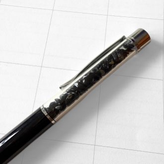 Fekete ásvány toll