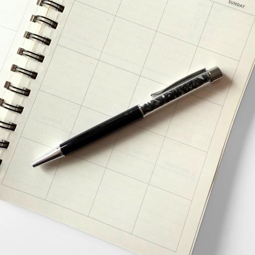 Fekete ásvány toll