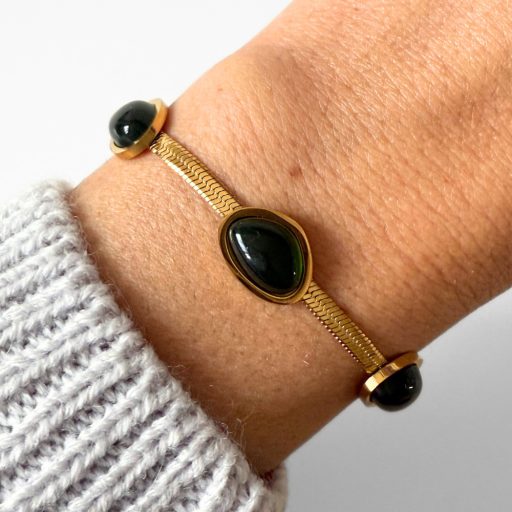 nemesacél karkötő 18 karátos arany bevonattal és zöld üveggel díszítve